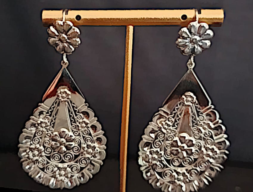 Lágrima Jardín arracada earrings displayed on a stand in the workshop
